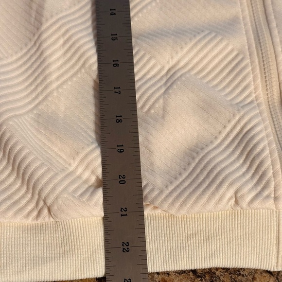NWOT Women’s Cream Zip-Up Sweater Size L Textured Long Sleeves Polyester - Picture 11 of 14